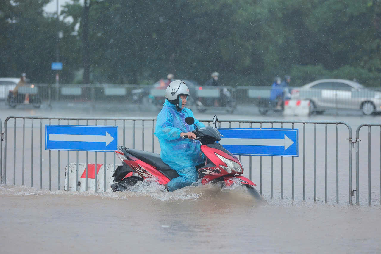 Hà Nội cảnh báo mưa lớn sau bão số 11 , nguy cơ lũ quét tại 8 tỉnh địa phương - Ảnh 1. Hà Nội cảnh báo mưa lớn sau bão số 11 , nguy cơ lũ quét tại 8 tỉnh địa phương - Ảnh 1.