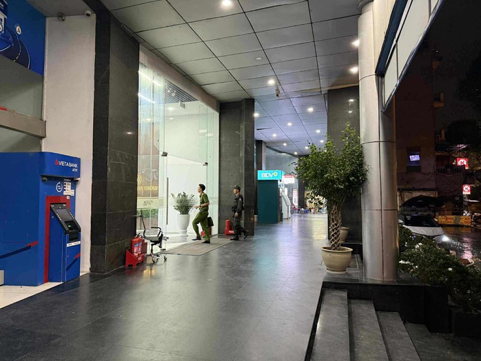 Công an Hà Nội nói gì về việc cảnh sát xuất hiện ở nơi được cho đặt trụ sở công ty của Shark Bình?- Ảnh 1. Công an Hà Nội nói gì về việc cảnh sát xuất hiện ở nơi được cho đặt trụ sở công ty của Shark Bình?- Ảnh 1.