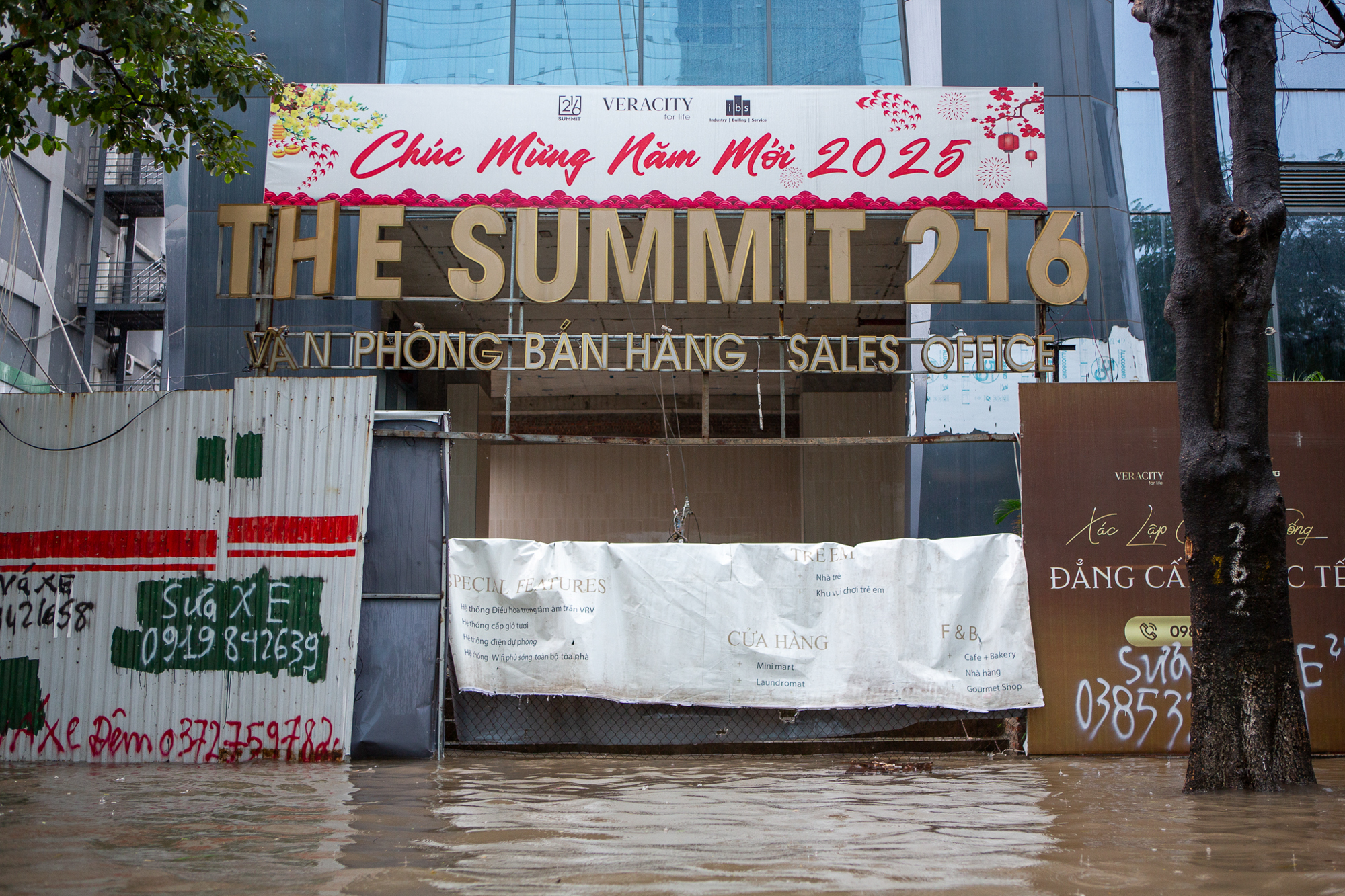 Thay bạn xem nhà ngày mưa: Keangnam hóa “vịnh”, Ciputra thành “cảng nước sâu”, The Summit 216 chìm trong biển nước- Ảnh 10. Thay bạn xem nhà ngày mưa: Keangnam hóa “vịnh”, Ciputra thành “cảng nước sâu”, The Summit 216 chìm trong biển nước- Ảnh 10.