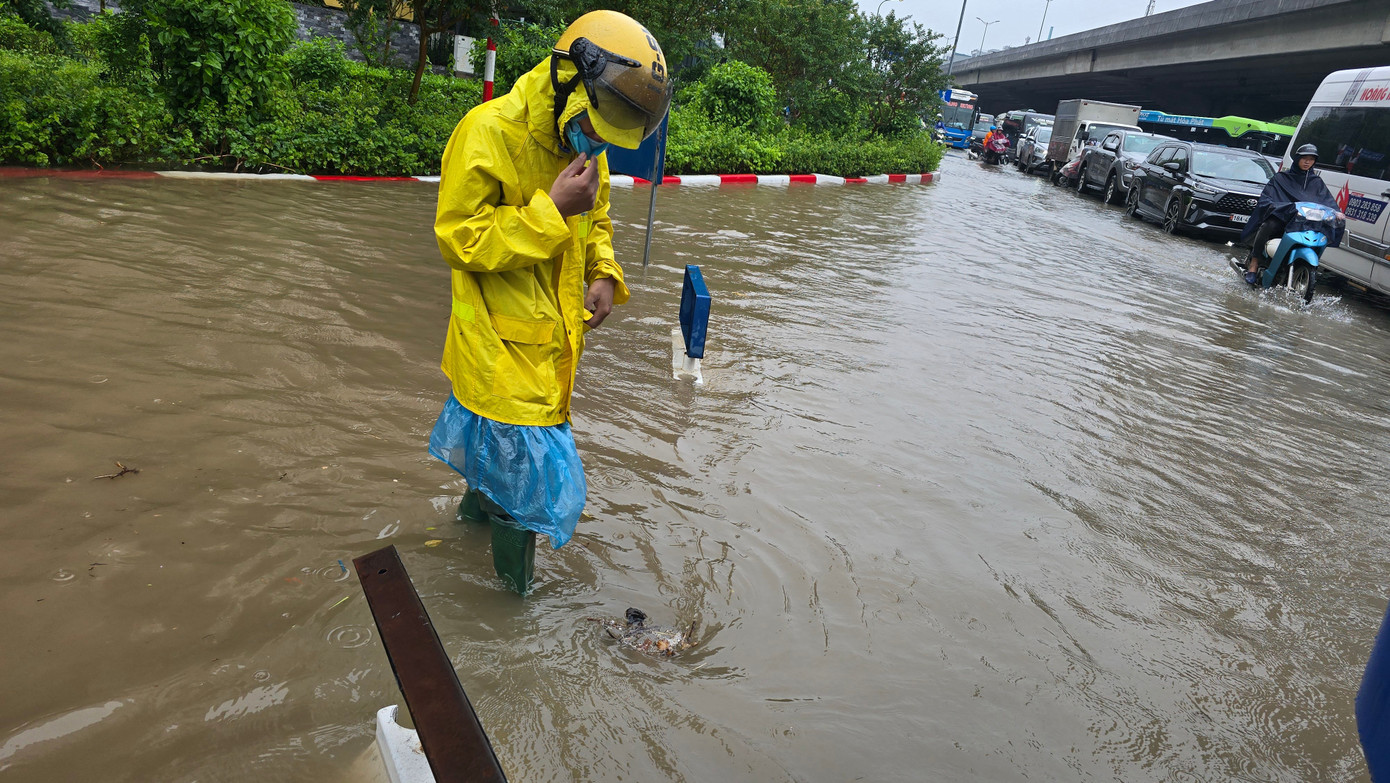 CẬP NHẬT: 54 điểm ngập sâu ở Hà Nội, người dân di chuyển bằng thuyền ở Mỹ Đình CẬP NHẬT: 54 điểm ngập sâu ở Hà Nội, người dân di chuyển bằng thuyền ở Mỹ Đình