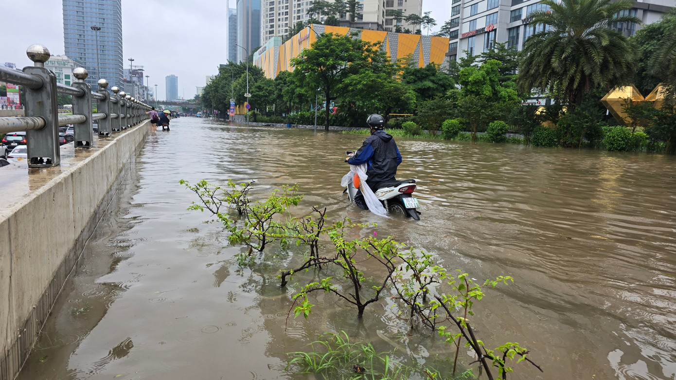 CẬP NHẬT: 54 điểm ngập sâu ở Hà Nội, người dân di chuyển bằng thuyền ở Mỹ Đình CẬP NHẬT: 54 điểm ngập sâu ở Hà Nội, người dân di chuyển bằng thuyền ở Mỹ Đình