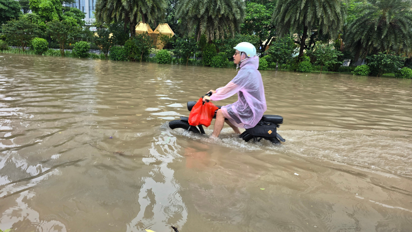 CẬP NHẬT: 54 điểm ngập sâu ở Hà Nội, người dân di chuyển bằng thuyền ở Mỹ Đình CẬP NHẬT: 54 điểm ngập sâu ở Hà Nội, người dân di chuyển bằng thuyền ở Mỹ Đình