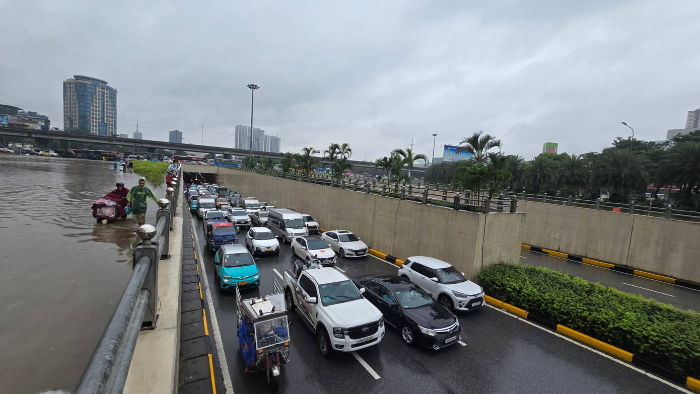 CẬP NHẬT: 54 điểm ngập sâu ở Hà Nội, người dân di chuyển bằng thuyền ở Mỹ Đình CẬP NHẬT: 54 điểm ngập sâu ở Hà Nội, người dân di chuyển bằng thuyền ở Mỹ Đình