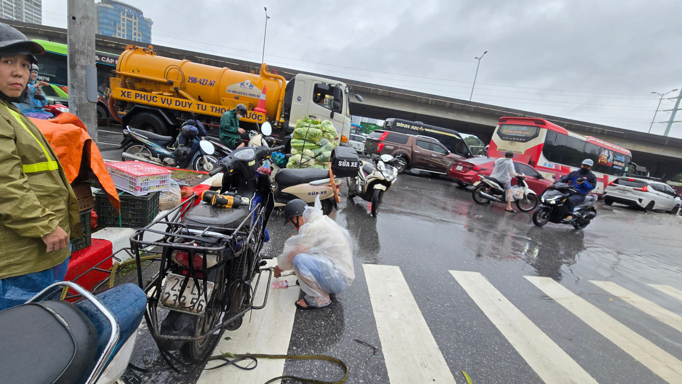 CẬP NHẬT: 54 điểm ngập sâu ở Hà Nội, người dân di chuyển bằng thuyền ở Mỹ Đình- Ảnh 23.