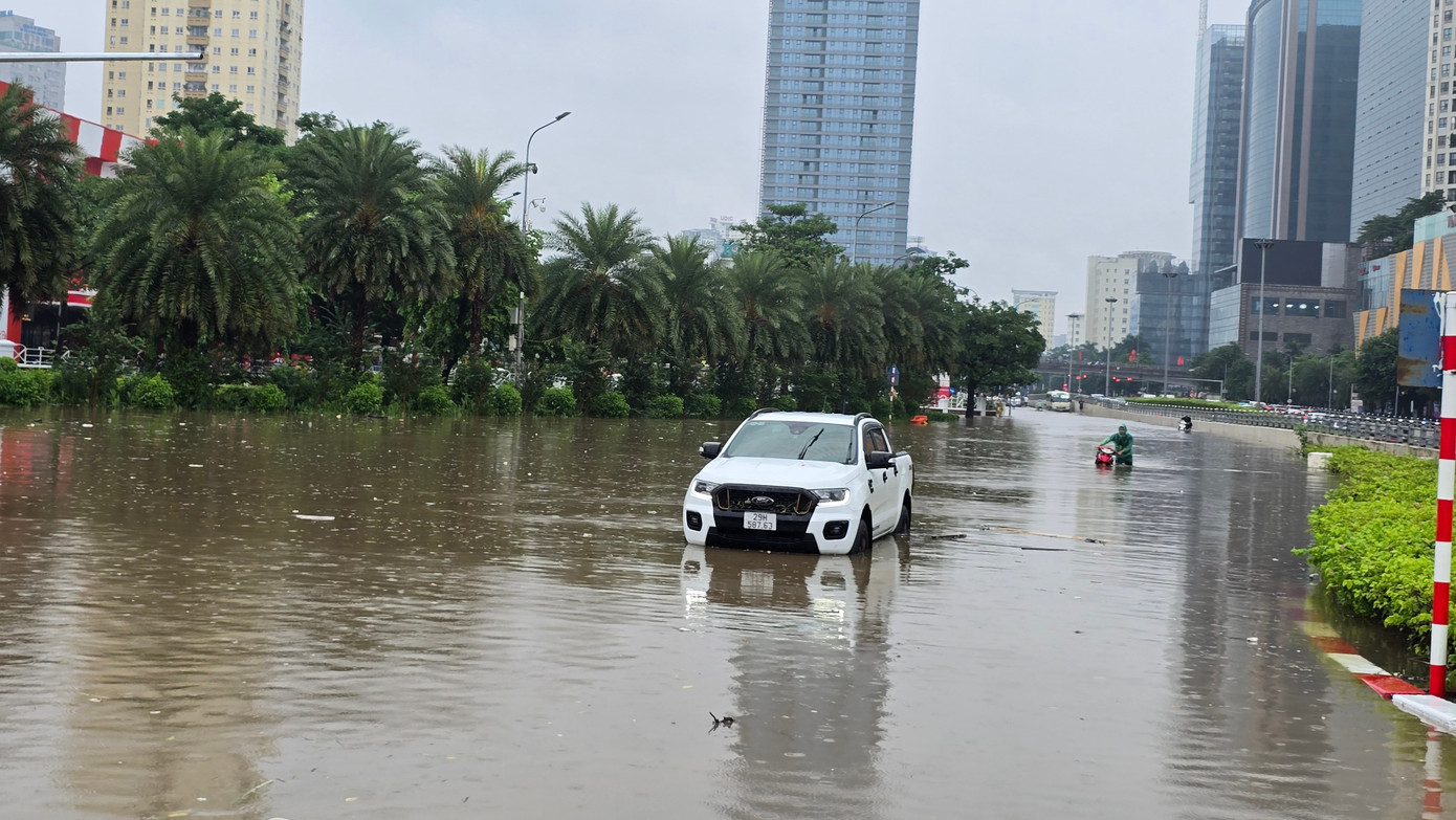 CẬP NHẬT: 54 điểm ngập sâu ở Hà Nội, người dân di chuyển bằng thuyền ở Mỹ Đình CẬP NHẬT: 54 điểm ngập sâu ở Hà Nội, người dân di chuyển bằng thuyền ở Mỹ Đình