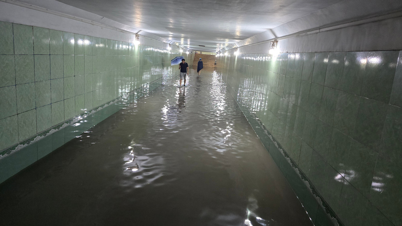 CẬP NHẬT: 54 điểm ngập sâu ở Hà Nội, người dân di chuyển bằng thuyền ở Mỹ Đình CẬP NHẬT: 54 điểm ngập sâu ở Hà Nội, người dân di chuyển bằng thuyền ở Mỹ Đình