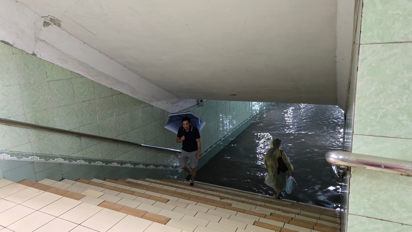 CẬP NHẬT: 54 điểm ngập sâu ở Hà Nội, người dân di chuyển bằng thuyền ở Mỹ Đình CẬP NHẬT: 54 điểm ngập sâu ở Hà Nội, người dân di chuyển bằng thuyền ở Mỹ Đình