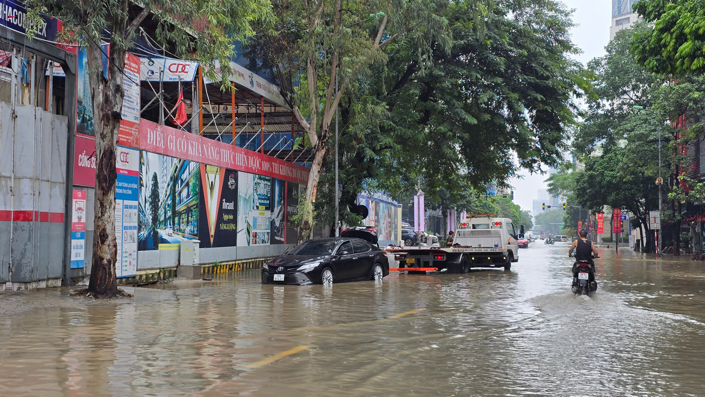 CẬP NHẬT: 54 điểm ngập sâu ở Hà Nội, người dân di chuyển bằng thuyền ở Mỹ Đình- Ảnh 24.