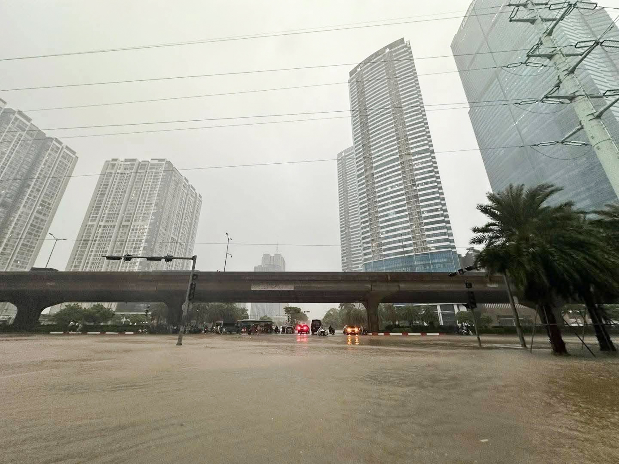 Thay bạn xem nhà ngày mưa: Keangnam hóa “vịnh”, Ciputra thành “cảng nước sâu”, The Summit 216 chìm trong biển nước- Ảnh 2. Thay bạn xem nhà ngày mưa: Keangnam hóa “vịnh”, Ciputra thành “cảng nước sâu”, The Summit 216 chìm trong biển nước- Ảnh 2.