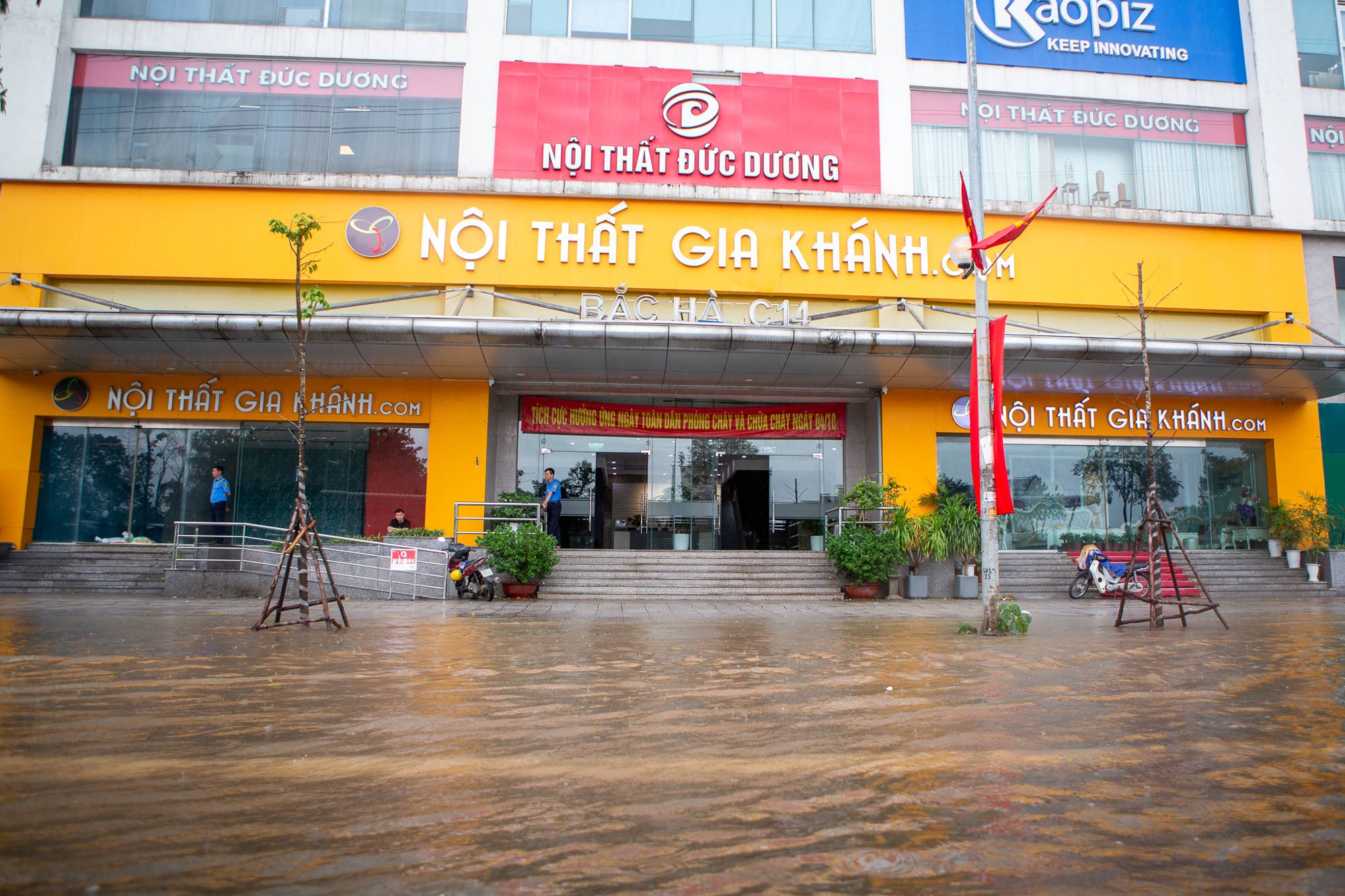 Thay bạn xem nhà ngày mưa: Keangnam hóa “vịnh”, Ciputra thành “cảng nước sâu”, The Summit 216 chìm trong biển nước- Ảnh 4. Thay bạn xem nhà ngày mưa: Keangnam hóa “vịnh”, Ciputra thành “cảng nước sâu”, The Summit 216 chìm trong biển nước- Ảnh 4.