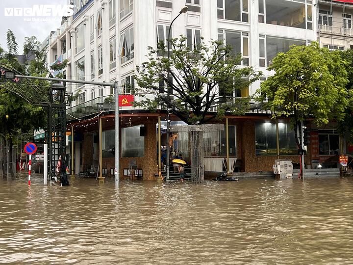 Giữa mùa mưa bão, môi giới đua nhau quảng cáo bán nhà 'không ngập lụt'