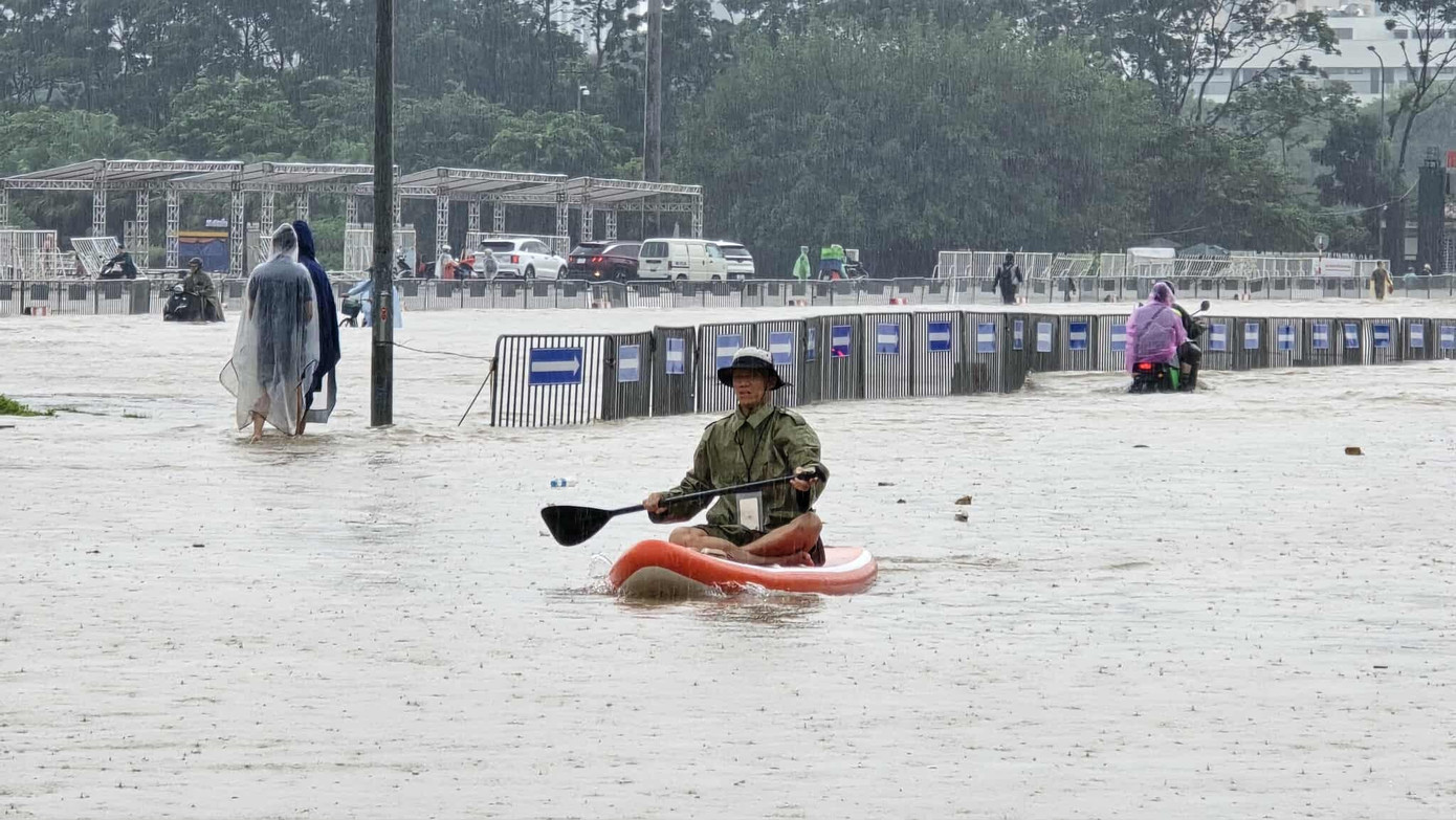 CẬP NHẬT: 54 điểm ngập sâu ở Hà Nội, người dân di chuyển bằng thuyền ở Mỹ Đình CẬP NHẬT: 54 điểm ngập sâu ở Hà Nội, người dân di chuyển bằng thuyền ở Mỹ Đình