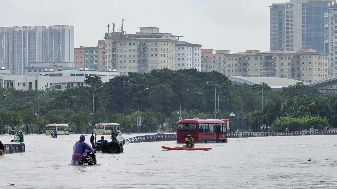 CẬP NHẬT: 54 điểm ngập sâu ở Hà Nội, người dân di chuyển bằng thuyền ở Mỹ Đình CẬP NHẬT: 54 điểm ngập sâu ở Hà Nội, người dân di chuyển bằng thuyền ở Mỹ Đình