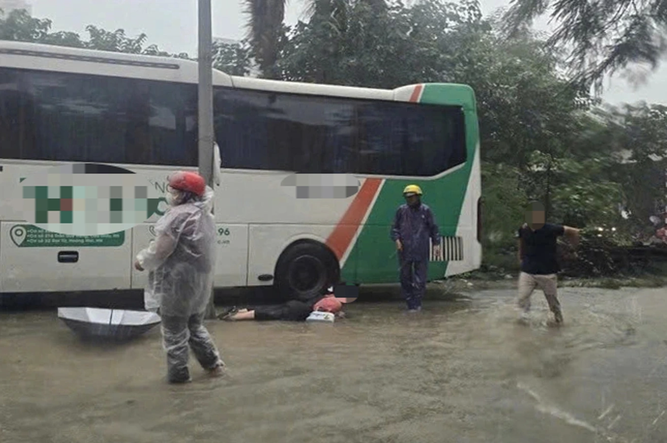 Nhiều người nghi bị điện giật khi đi qua vùng nước ngập Nhiều người nghi bị điện giật khi đi qua vùng nước ngập