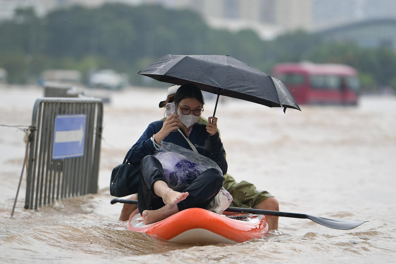 CẬP NHẬT: 54 điểm ngập sâu ở Hà Nội, người dân di chuyển bằng thuyền ở Mỹ Đình CẬP NHẬT: 54 điểm ngập sâu ở Hà Nội, người dân di chuyển bằng thuyền ở Mỹ Đình