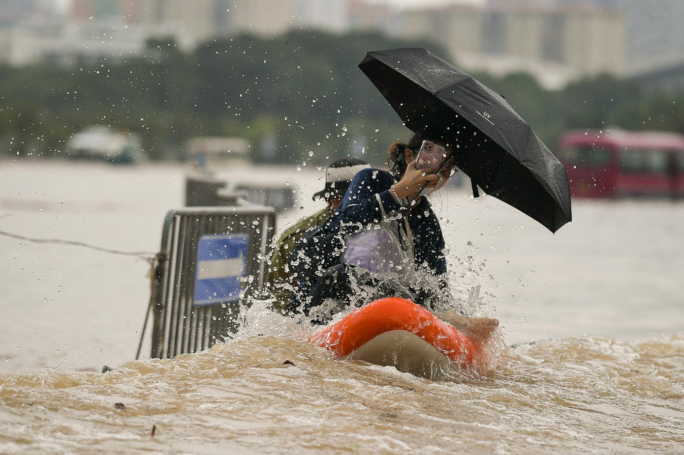 CẬP NHẬT: 54 điểm ngập sâu ở Hà Nội, người dân di chuyển bằng thuyền ở Mỹ Đình CẬP NHẬT: 54 điểm ngập sâu ở Hà Nội, người dân di chuyển bằng thuyền ở Mỹ Đình