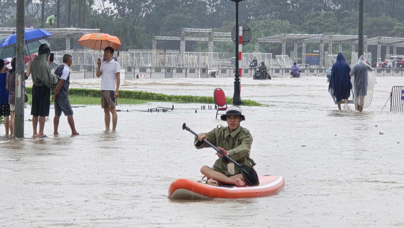 CẬP NHẬT: 54 điểm ngập sâu ở Hà Nội, người dân di chuyển bằng thuyền ở Mỹ Đình CẬP NHẬT: 54 điểm ngập sâu ở Hà Nội, người dân di chuyển bằng thuyền ở Mỹ Đình