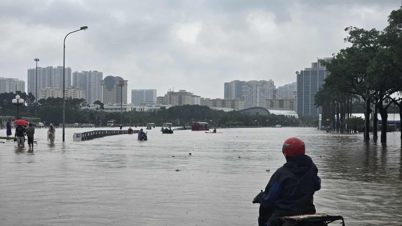 CẬP NHẬT: 54 điểm ngập sâu ở Hà Nội, người dân di chuyển bằng thuyền ở Mỹ Đình CẬP NHẬT: 54 điểm ngập sâu ở Hà Nội, người dân di chuyển bằng thuyền ở Mỹ Đình