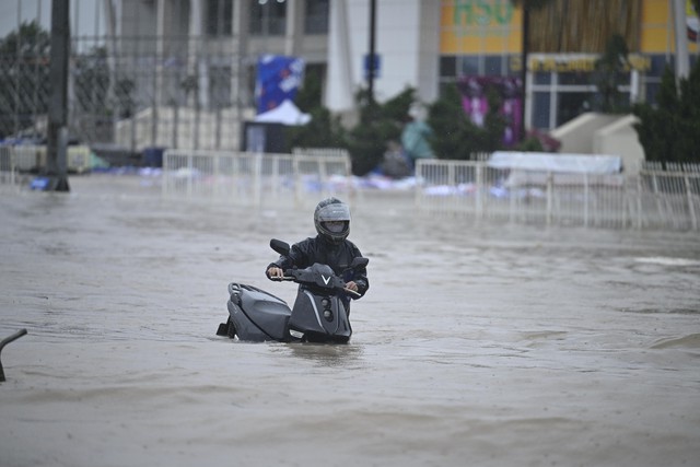 Chưa từng thấy: Người dân Hà Nội đi xuồng máy, bơi giữa "biển" Mỹ Đình- Ảnh 7.