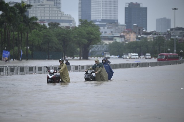 Chưa từng thấy: Người dân Hà Nội đi xuồng máy, bơi giữa "biển" Mỹ Đình- Ảnh 6.