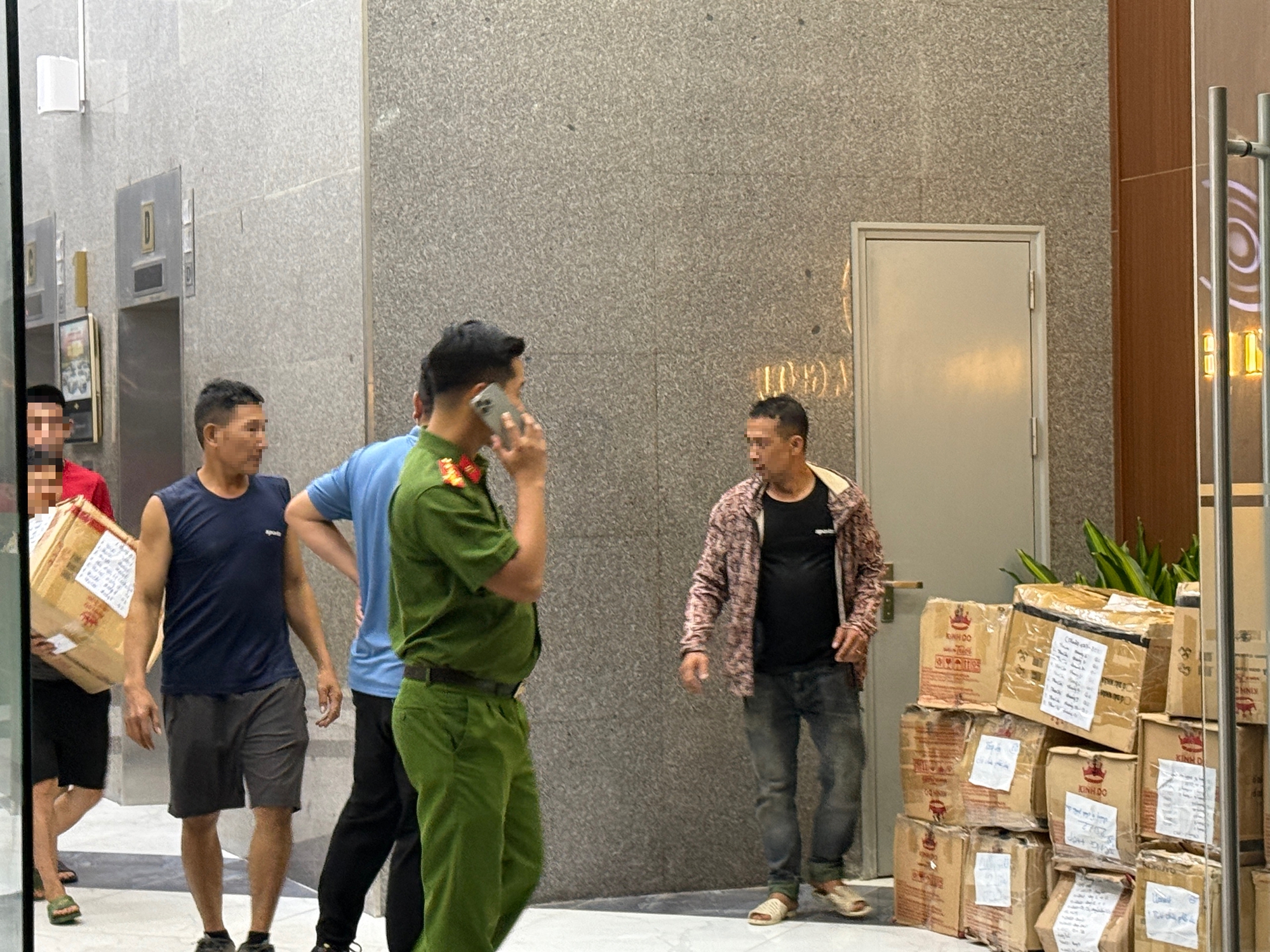Công an đưa hàng chục thùng carton đi khỏi toà nhà có trụ sở công ty của Shark Bình - Ảnh 2. Công an đưa hàng chục thùng carton đi khỏi toà nhà có trụ sở công ty của Shark Bình - Ảnh 2.