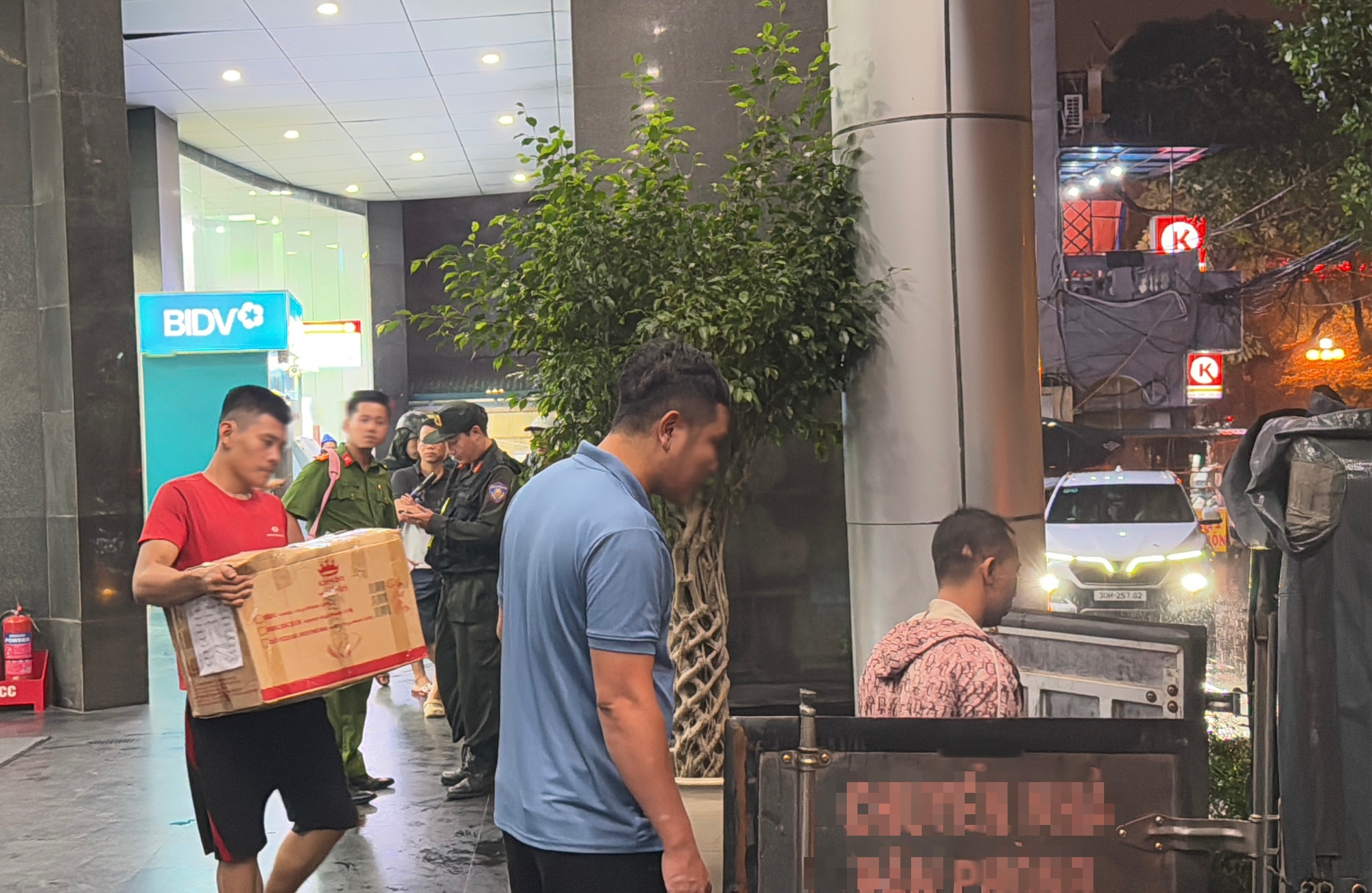 Công an đưa hàng chục thùng carton đi khỏi toà nhà có trụ sở công ty của Shark Bình - Ảnh 3. Công an đưa hàng chục thùng carton đi khỏi toà nhà có trụ sở công ty của Shark Bình - Ảnh 3.