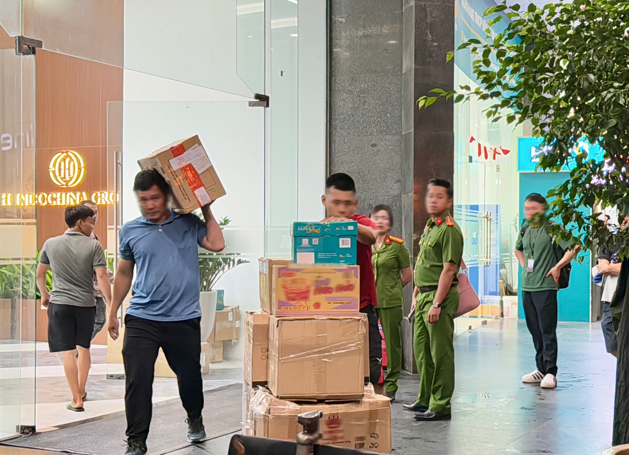 Công an đưa hàng chục thùng carton đi khỏi toà nhà có trụ sở công ty của Shark Bình - Ảnh 4. Công an đưa hàng chục thùng carton đi khỏi toà nhà có trụ sở công ty của Shark Bình - Ảnh 4.