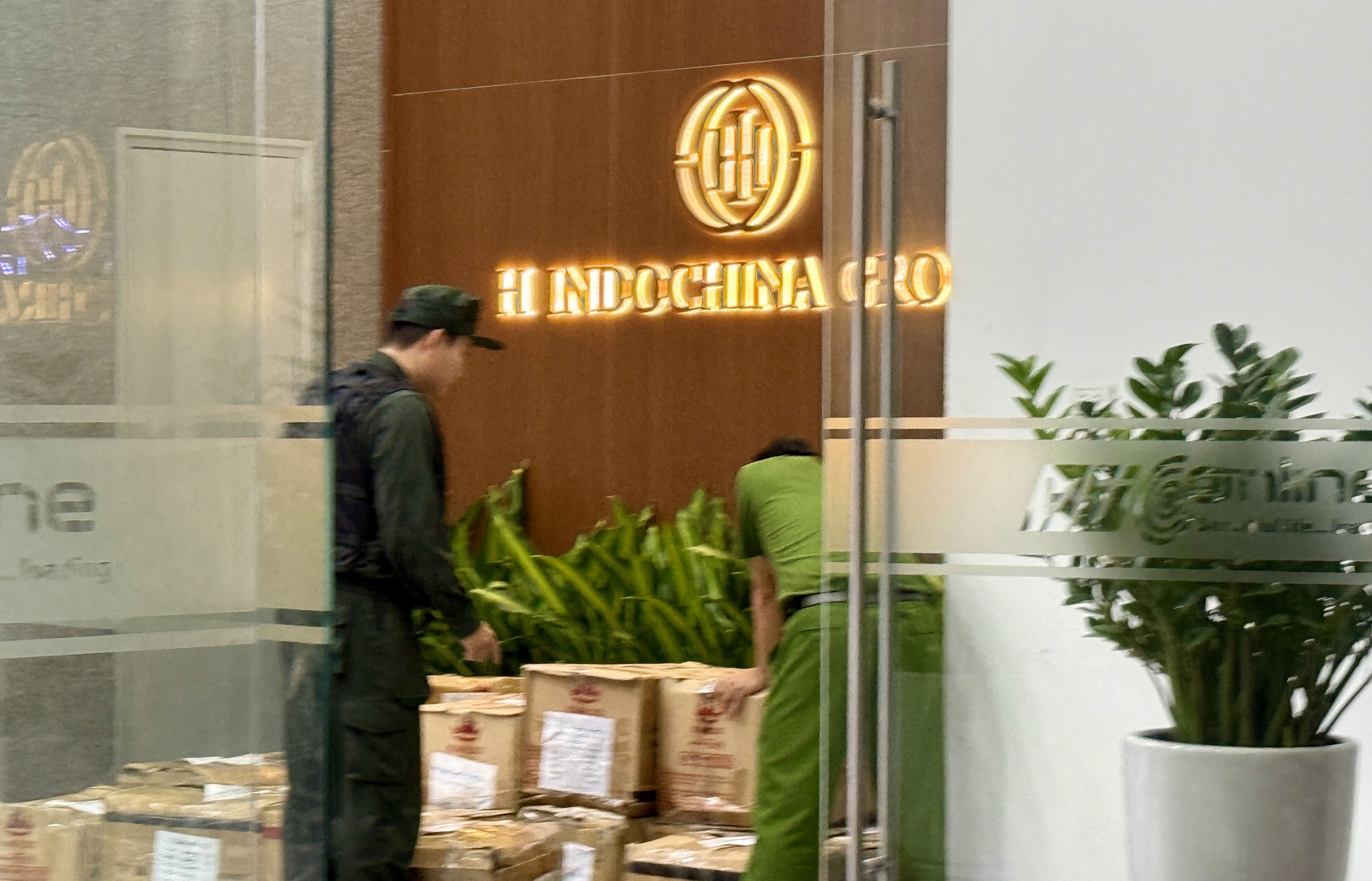 Công an đưa hàng chục thùng carton đi khỏi toà nhà có trụ sở công ty của Shark Bình - Ảnh 1. Công an đưa hàng chục thùng carton đi khỏi toà nhà có trụ sở công ty của Shark Bình - Ảnh 1.