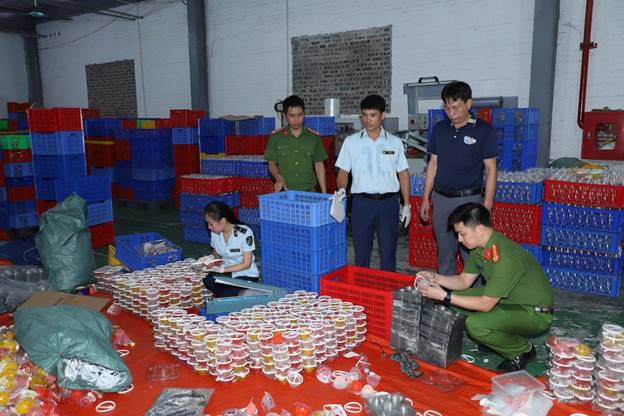 Đột kích 'lò kẹo' ở Ninh Bình: Phát hiện 2 triệu sản phẩm kẹo, thạch được sản xuất từ 15 phụ gia thực phẩm không rõ nguồn gốc - Ảnh 1.