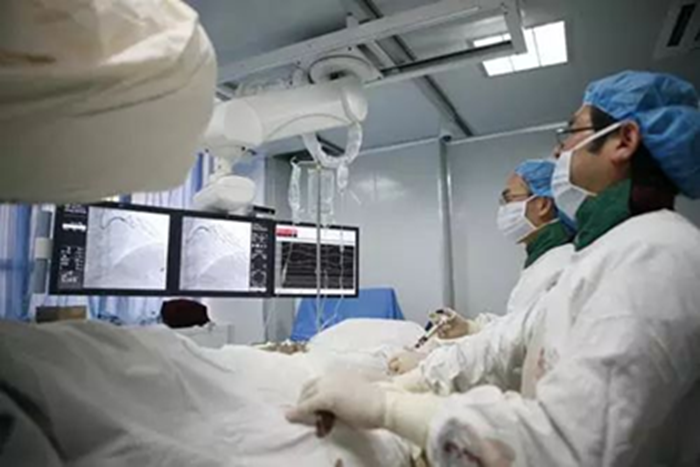 Ngày càng nhiều người tử vong vì nhồi máu cơ tim: Thà ngồi không còn hơn làm 4 việc này- Ảnh 1.