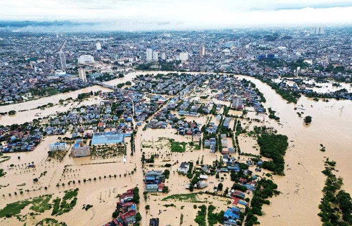 Những tiếng kêu cứu khẩn cấp khi Thái Nguyên bị ngập lụt nặng- Ảnh 1. Những tiếng kêu cứu khẩn cấp khi Thái Nguyên bị ngập lụt nặng- Ảnh 1.