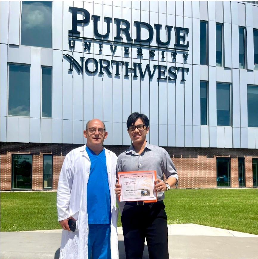 Bác sĩ 24 tuổi trúng tuyển tiến sĩ gây chú ý mạng xã hội là ai?