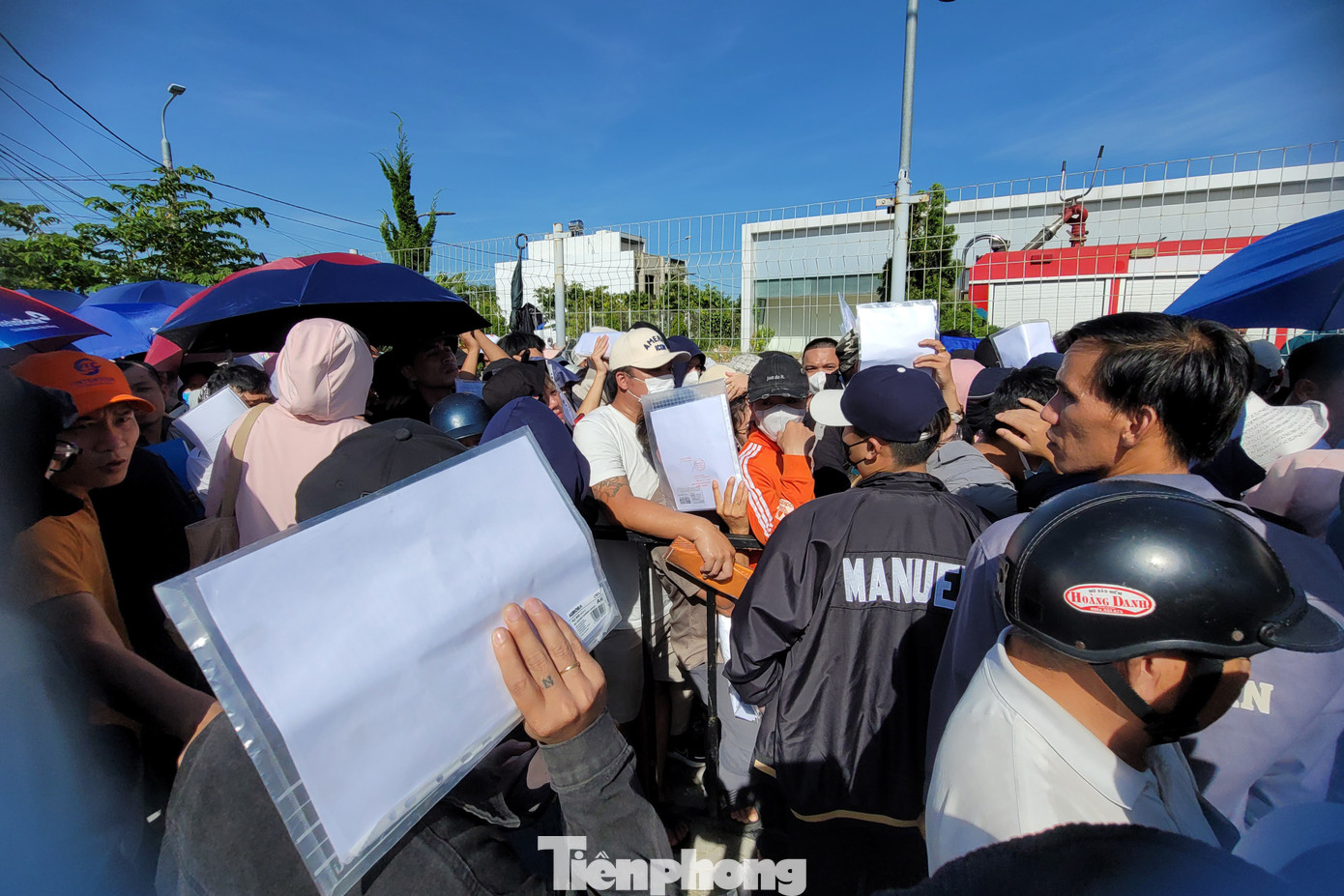 Cảnh dòng người đội nắng xếp hàng mua 300 căn hộ nhà ở xã hội