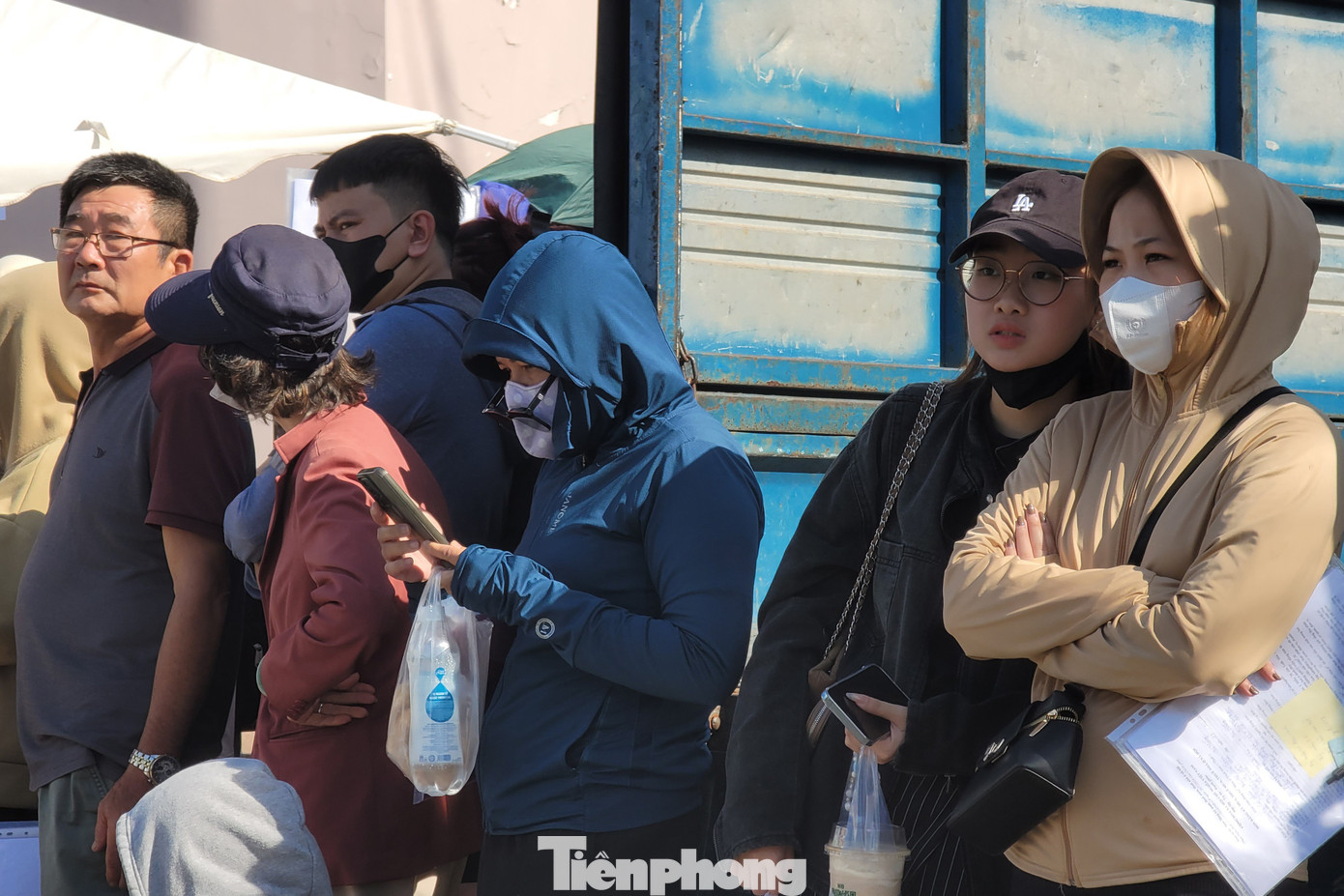 Cảnh dòng người đội nắng xếp hàng mua 300 căn hộ nhà ở xã hội