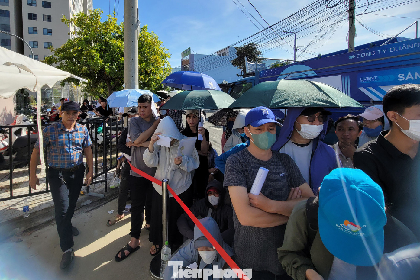 Cảnh dòng người đội nắng xếp hàng mua 300 căn hộ nhà ở xã hội