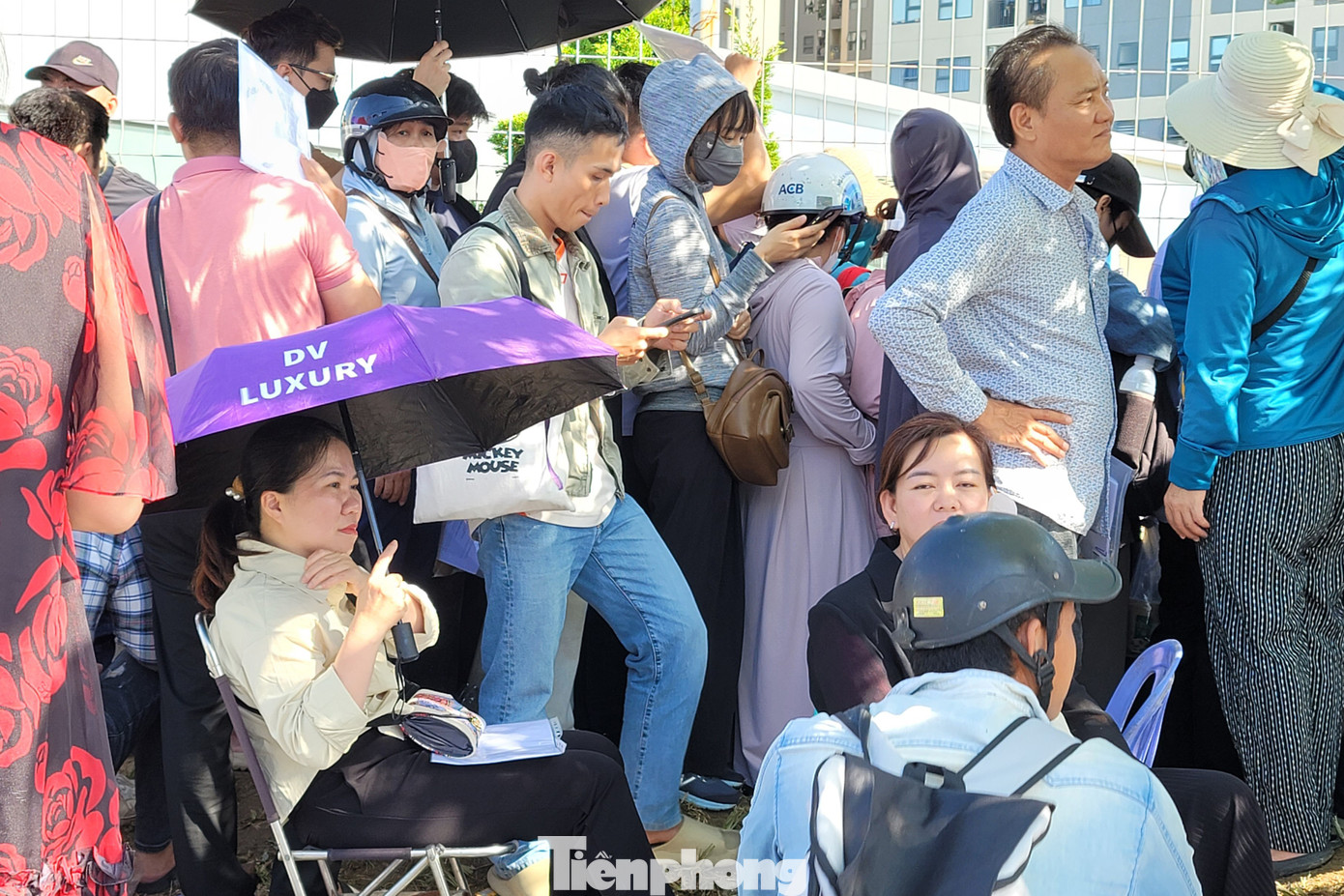 Cảnh dòng người đội nắng xếp hàng mua 300 căn hộ nhà ở xã hội