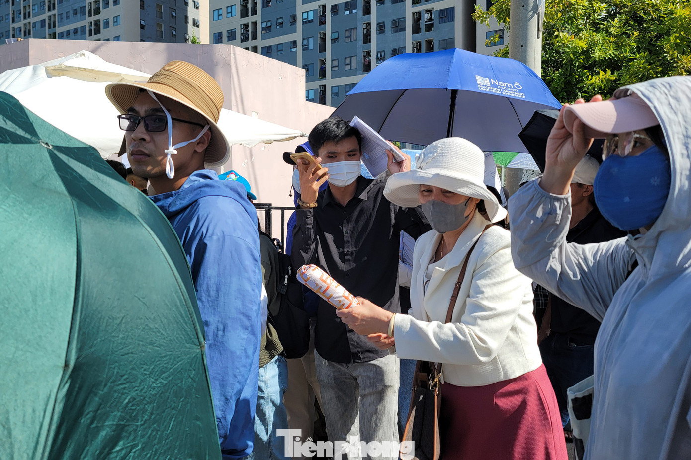 Cảnh dòng người đội nắng xếp hàng mua 300 căn hộ nhà ở xã hội
