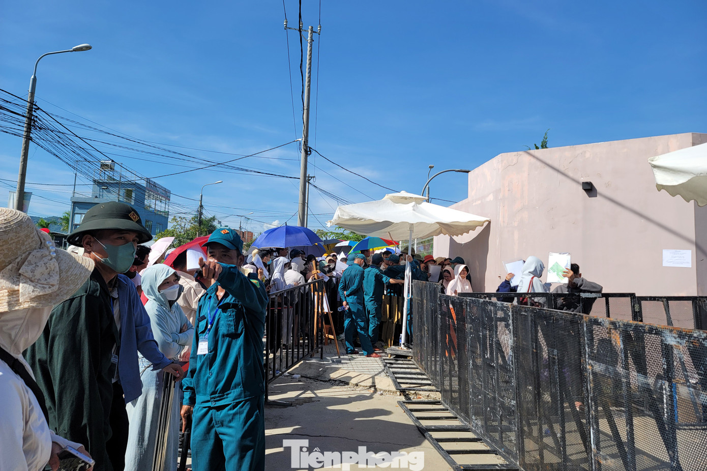 Cảnh dòng người đội nắng xếp hàng mua 300 căn hộ nhà ở xã hội