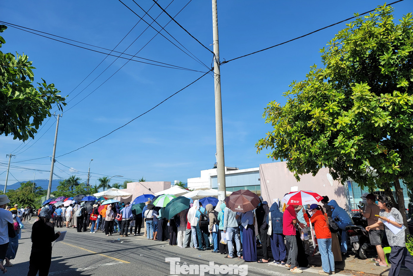 Cảnh dòng người đội nắng xếp hàng mua 300 căn hộ nhà ở xã hội
