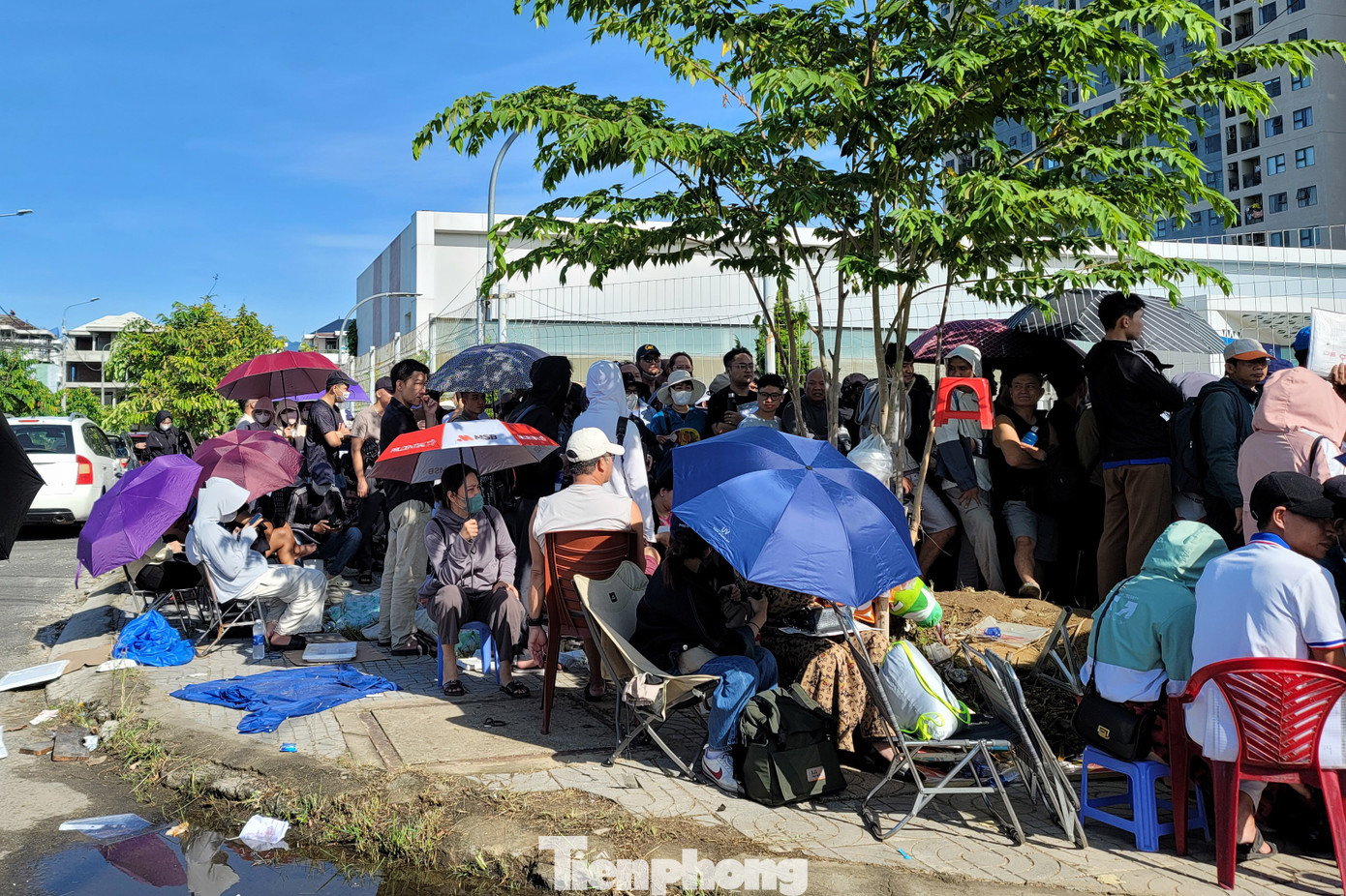 Cảnh dòng người đội nắng xếp hàng mua 300 căn hộ nhà ở xã hội