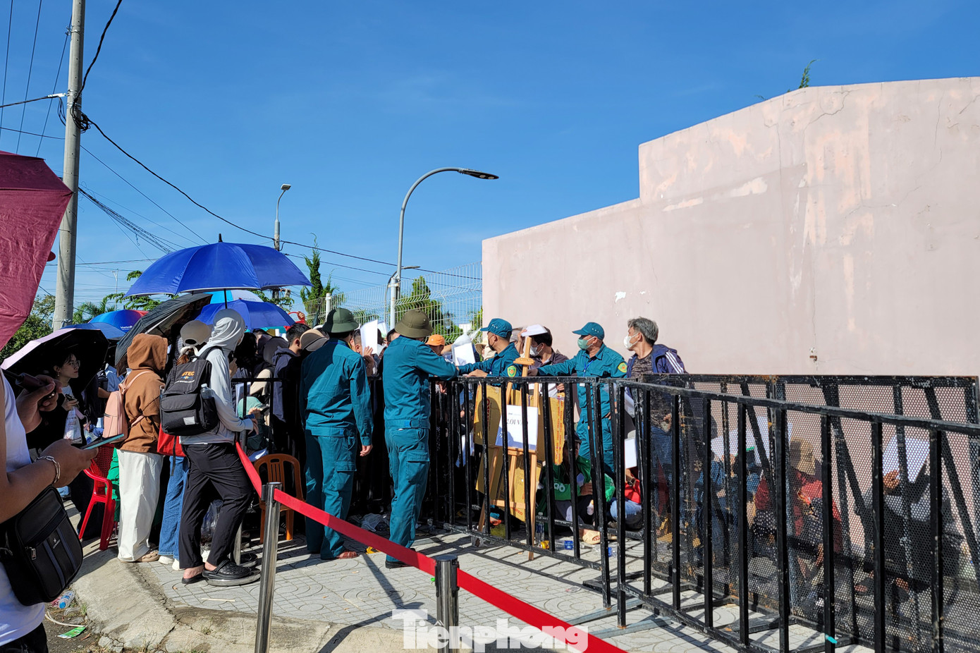 Cảnh dòng người đội nắng xếp hàng mua 300 căn hộ nhà ở xã hội