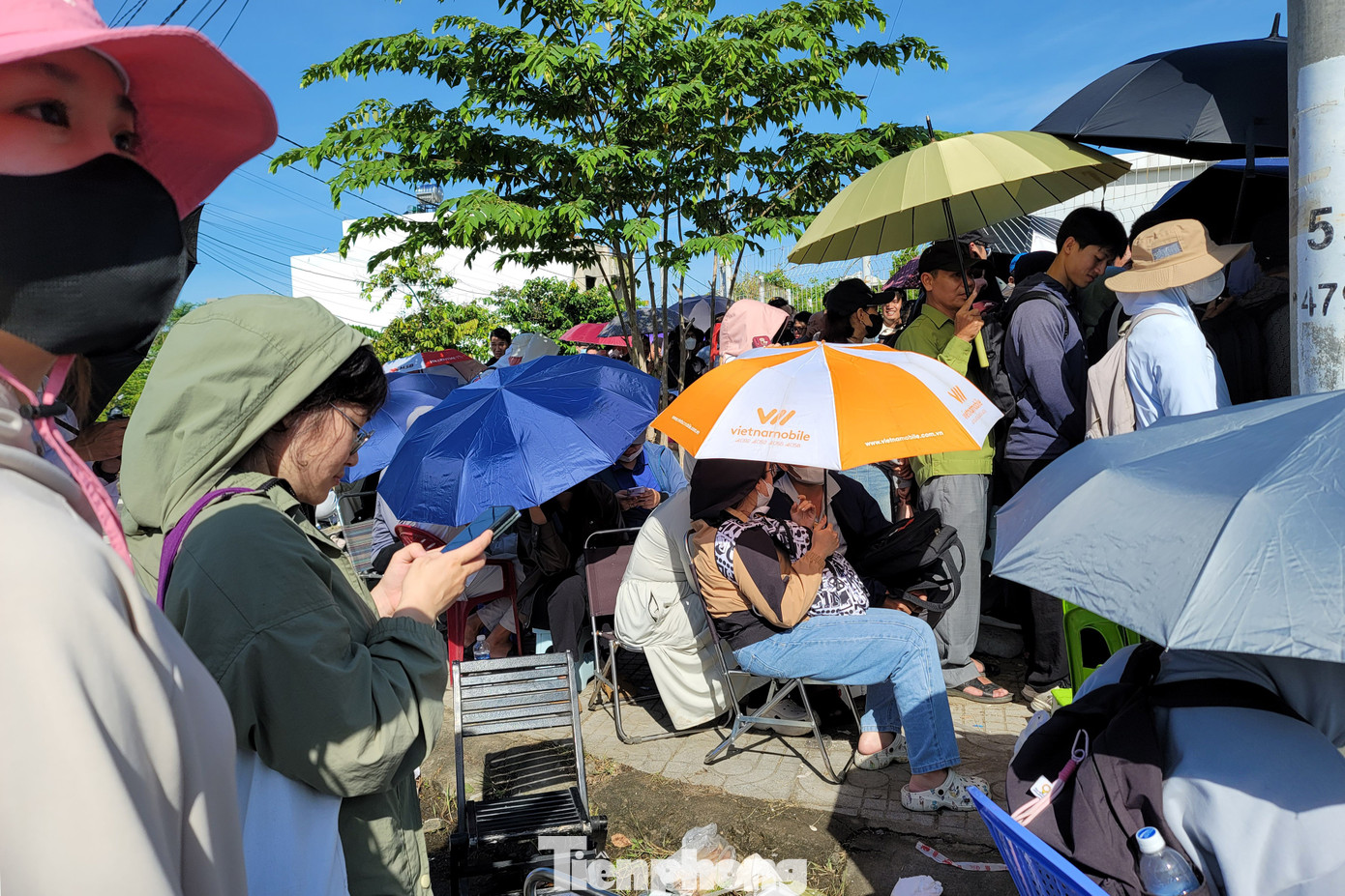 Cảnh dòng người đội nắng xếp hàng mua 300 căn hộ nhà ở xã hội