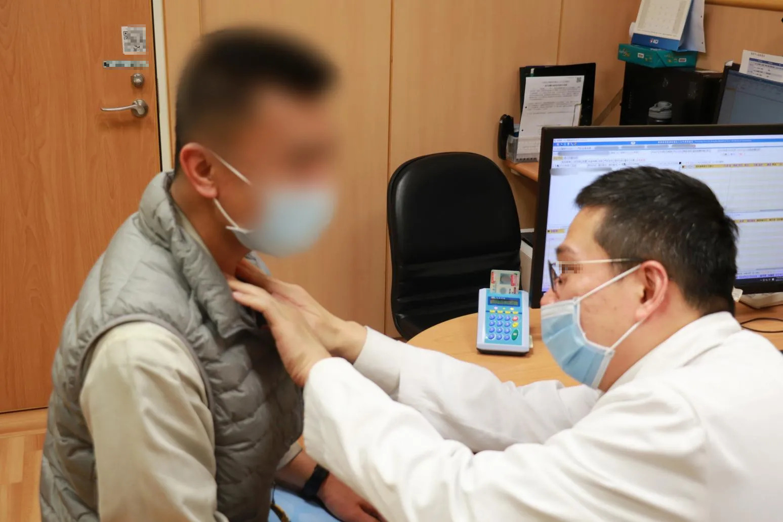 Chàng trai rất khỏe mạnh bỗng phát hiện u tuyến giáp, bác sĩ nói: Thấy 4 thứ này ở cổ phải khám ngay! - Ảnh 1.