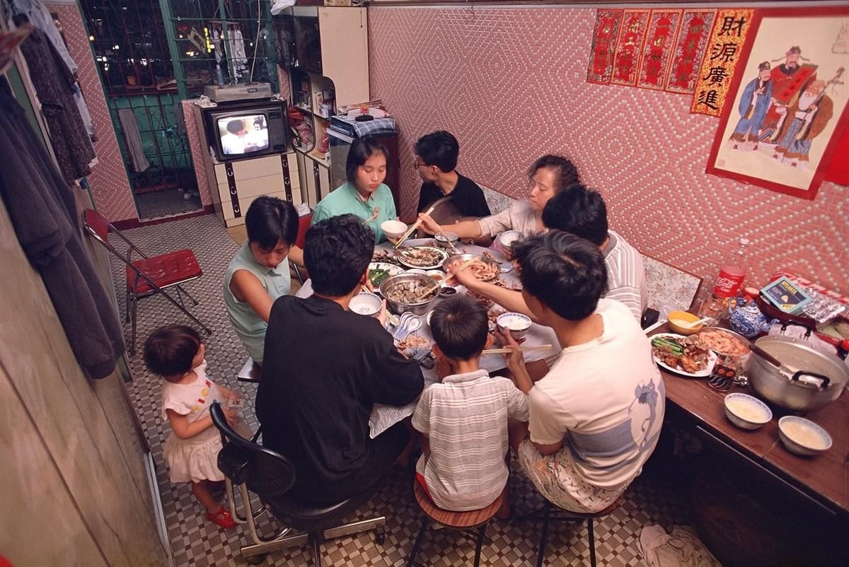 Lái Maybach 10 tỷ về quê, mẹ dặn nói “xe mượn”: Giàu rồi mới biết, phải học cách nghèo đi trước họ hàng- Ảnh 1.