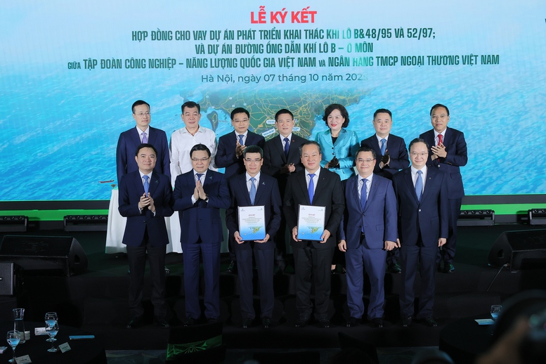 Thương vụ 1 tỷ USD kỷ lục ngành năng lượng: Khi doanh nghiệp lớn nhất Việt Nam bắt tay với ngân hàng vốn hóa cao nhất trên sàn chứng khoán- Ảnh 2. Thương vụ 1 tỷ USD kỷ lục ngành năng lượng: Khi doanh nghiệp lớn nhất Việt Nam bắt tay với ngân hàng vốn hóa cao nhất trên sàn chứng khoán- Ảnh 2.