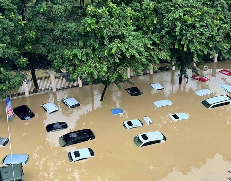 Nước lũ đổ về cuồn cuộn, nhiều nhà dân, ô tô ngập chìm trong "biển nước" - Ảnh 4.