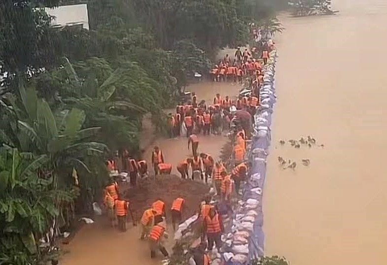 Nước lũ đổ về cuồn cuộn, nhiều nhà dân, ô tô ngập chìm trong "biển nước" - Ảnh 3.