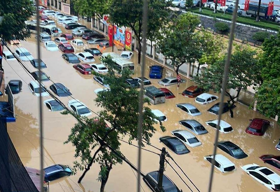 Nước lũ đổ về cuồn cuộn, nhiều nhà dân, ô tô ngập chìm trong "biển nước" - Ảnh 5.