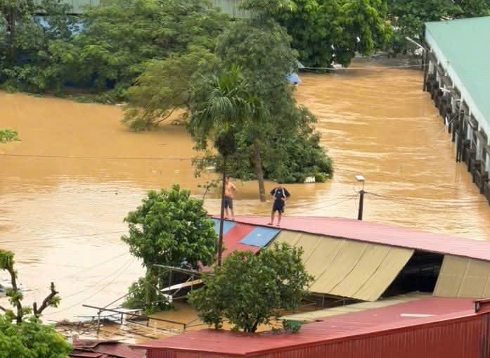 Nước lũ đổ về cuồn cuộn, nhiều nhà dân, ô tô ngập chìm trong "biển nước" - Ảnh 2.