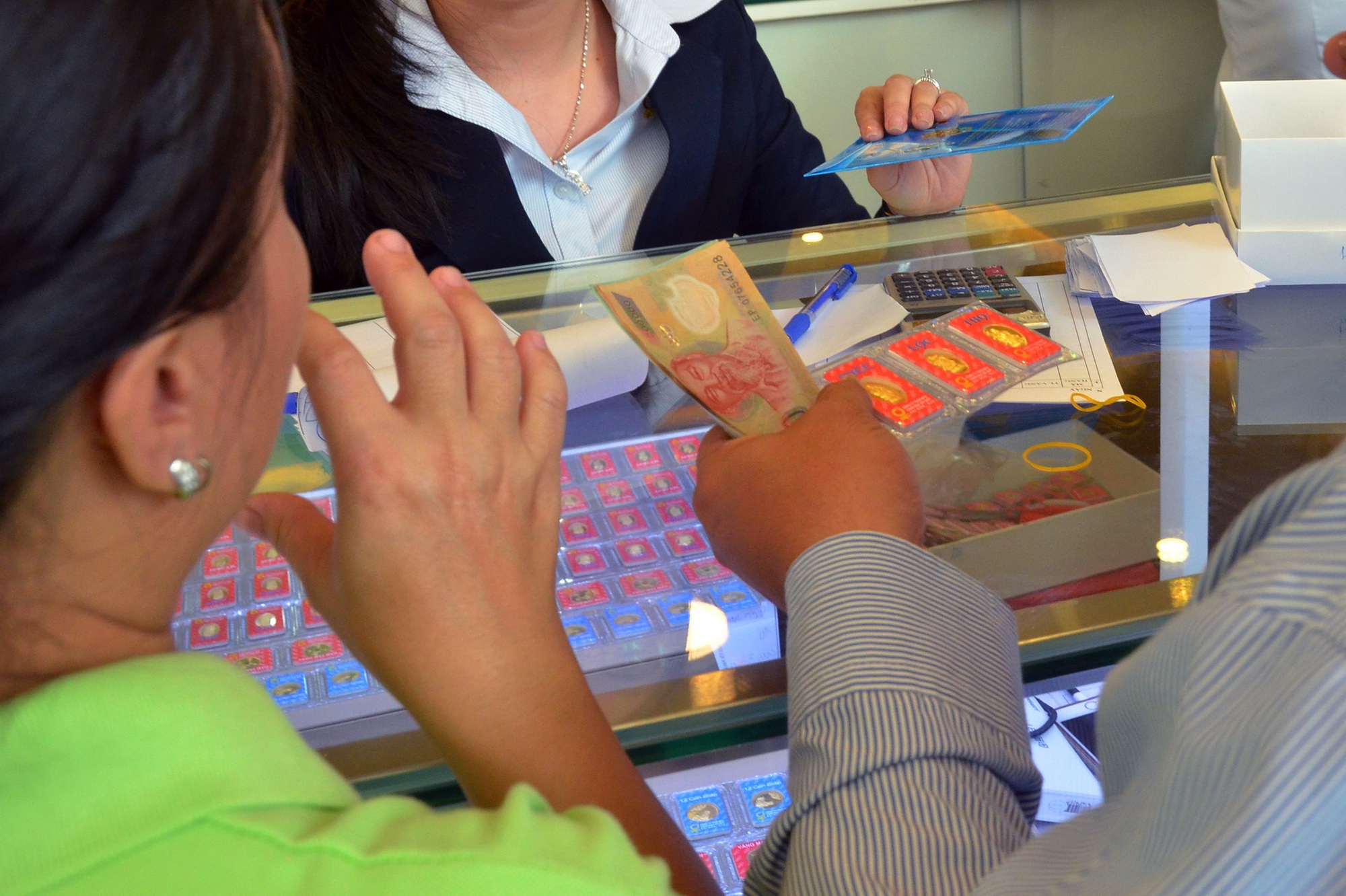 Giá vàng hôm nay 8 - 10: Vàng thế giới vượt mốc 4 . 000 USD / ounce - Ảnh 1. Giá vàng hôm nay 8 - 10: Vàng thế giới vượt mốc 4 . 000 USD / ounce - Ảnh 1.